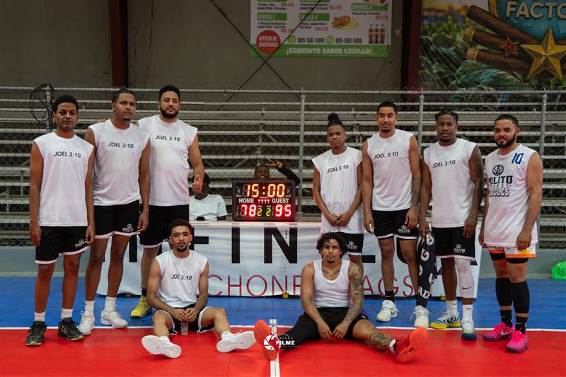 Equipo posando junto al marcador final 78 a 95