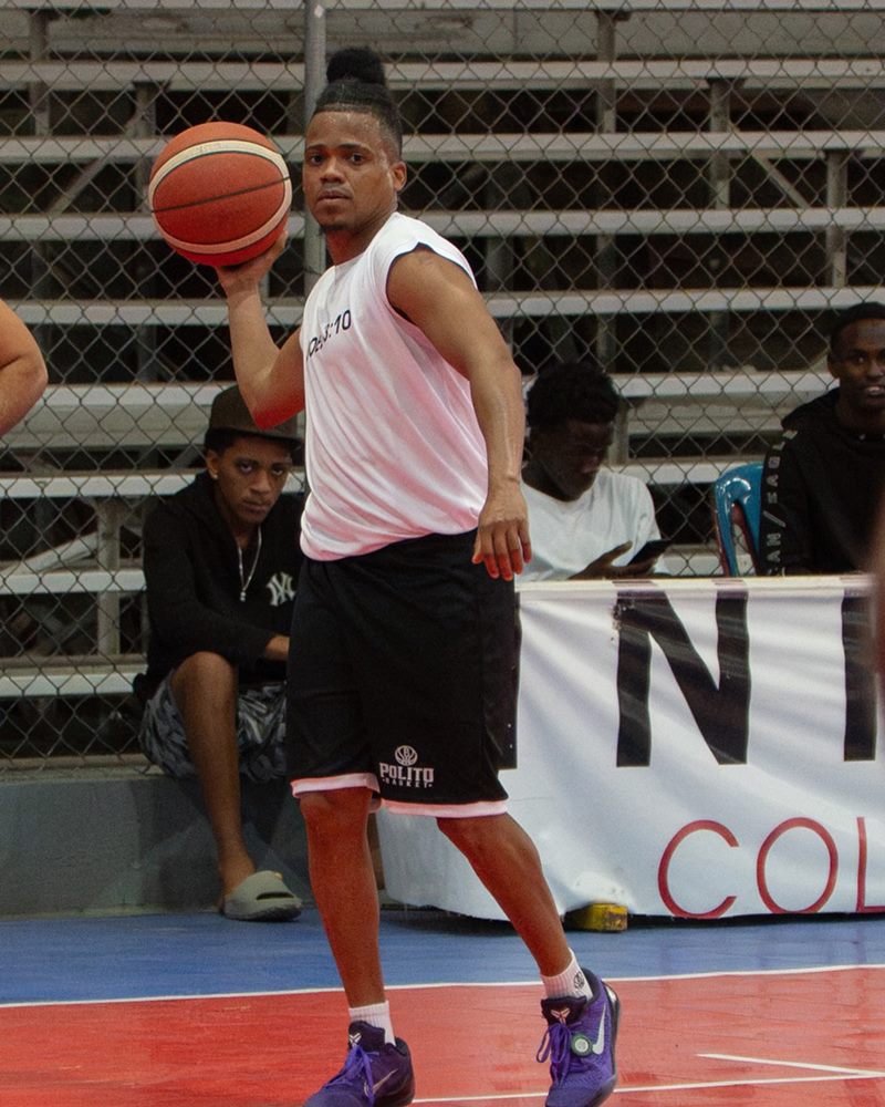 Edward Martínez, conductor de Polito Basket El Podcast, con el balón